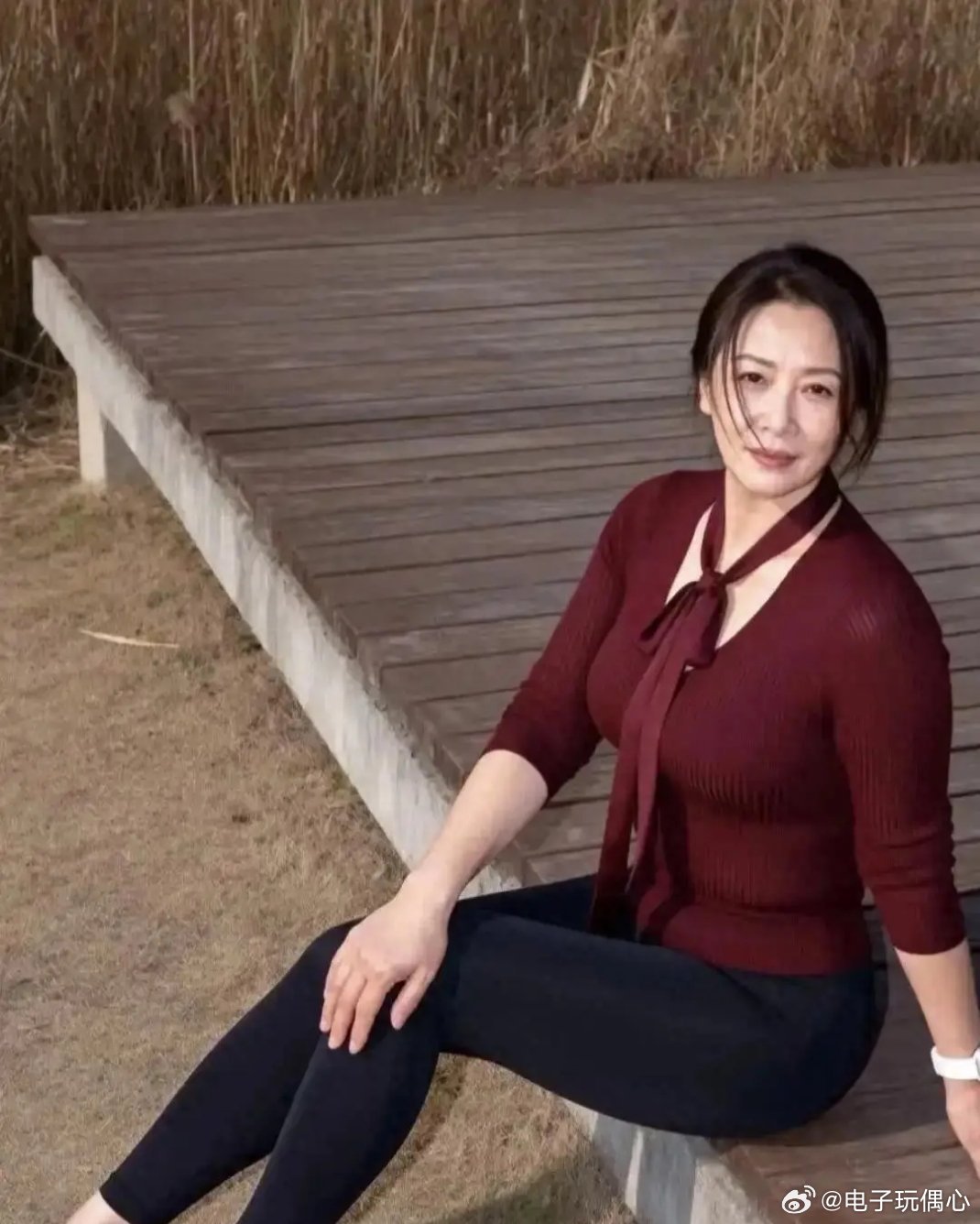 岁月从不败美人，这位阿姨年轻时，绝对是一位大美女