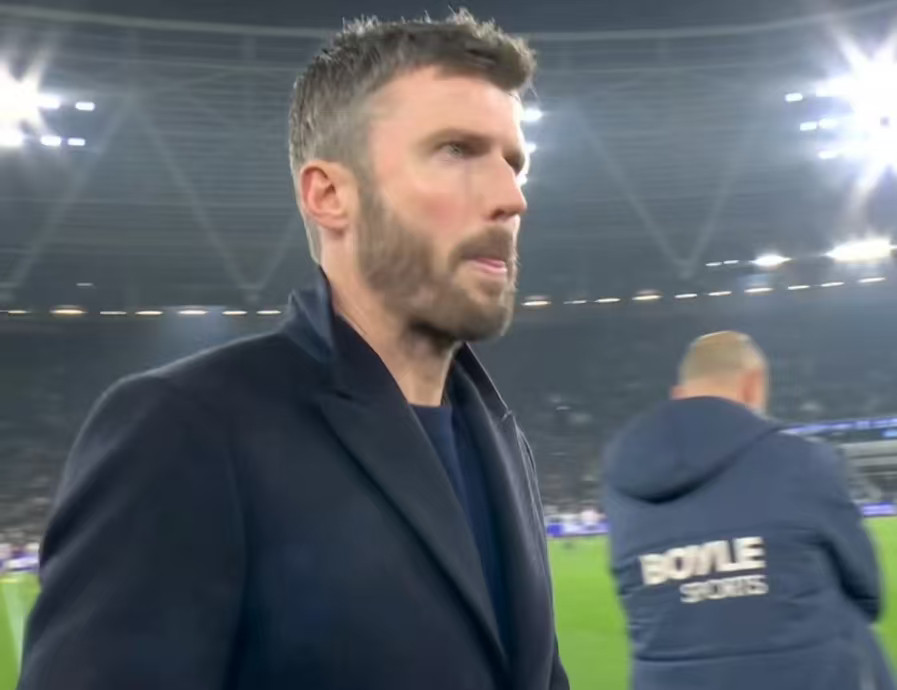 曼联这网红队绝对是故意不五连胜的。。。比赛结束时卡里克一直在抿嘴试图控制面部肌肉