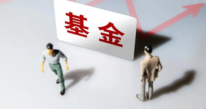 基金追高科技 "两头挨打" 的背后: 真正要拆的是 "排名" 这台发动机
