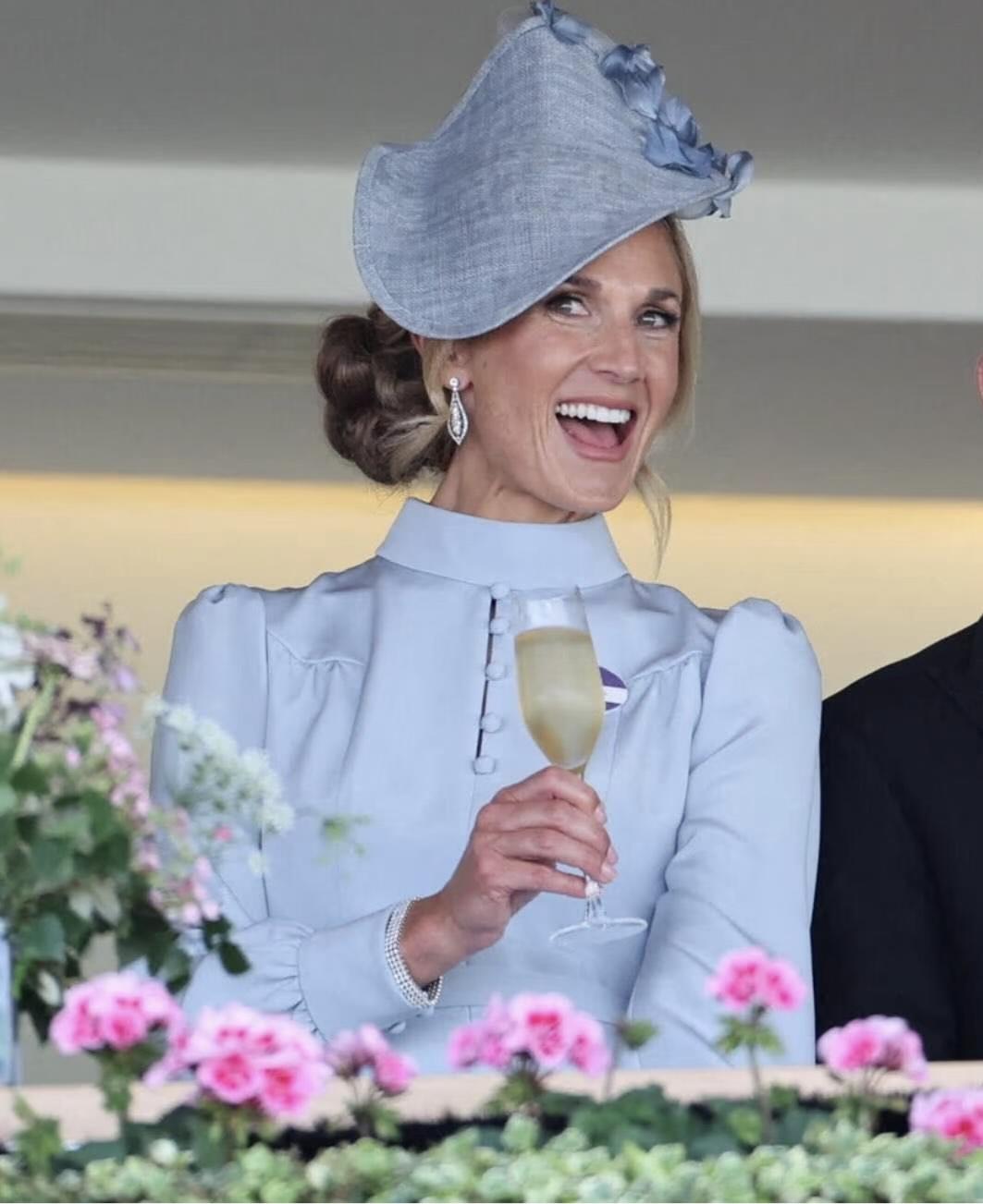 英王室赛马会开始了！赛马会第一天，安妮公主新娶的儿媳妇哈丽特也来到赛马会，大方得
