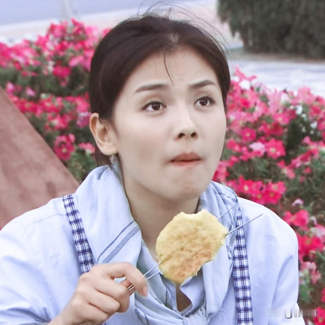 刘涛早年也太接地气了，路边吃刚出炉的“烤饼”，一口下去外皮松脆，简直让人爱不释手