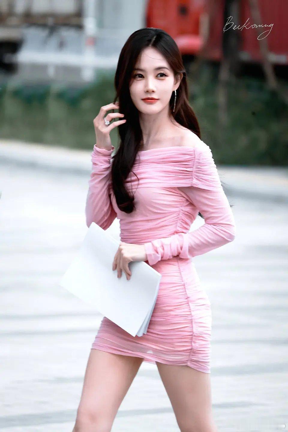 李一桐美人余新路透🈶妆造师终于听劝了，这套有点美丽​​​