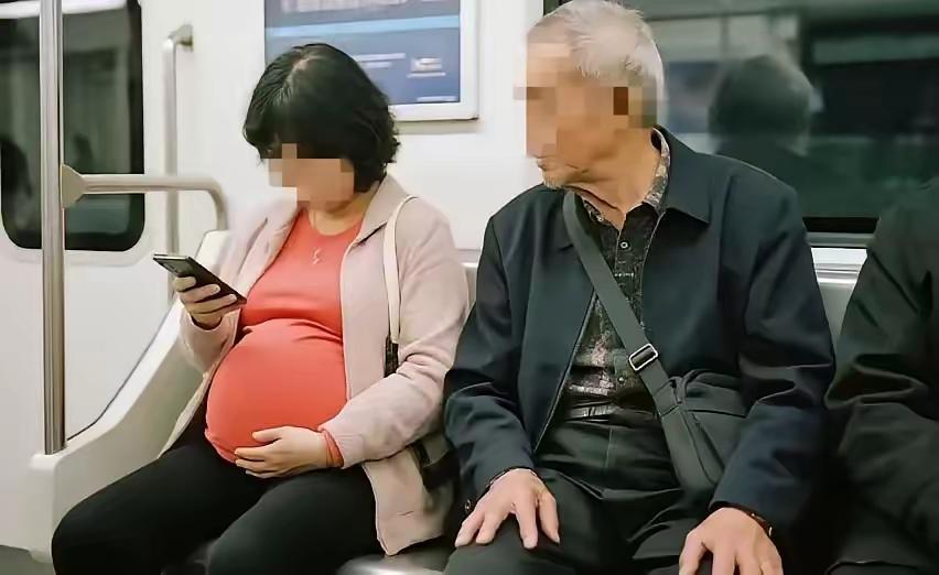 某医院产科走廊里，一个年轻护士盯着孕妇肚子看了好久，孕妇以为被冒犯正要发火，护士