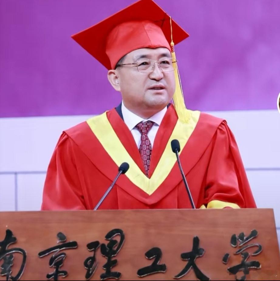 给大家讲个真事儿啊。南京理工大学有个校长，有一天下班晚了，去食堂吃口饭。他看见一