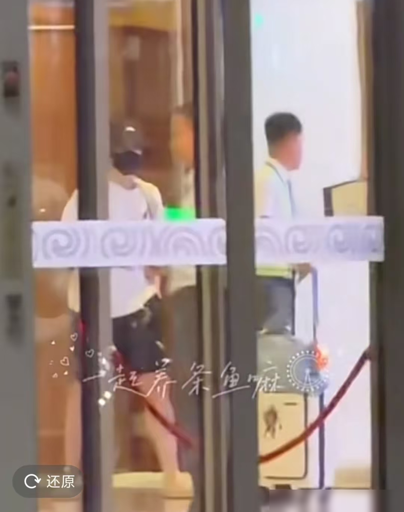 孙颖莎穿条纹衬衫匆匆钻进专车那一刻，暴露了竞技场最残酷的真相。赛场上的她是个狠人，处理球不满意，能当