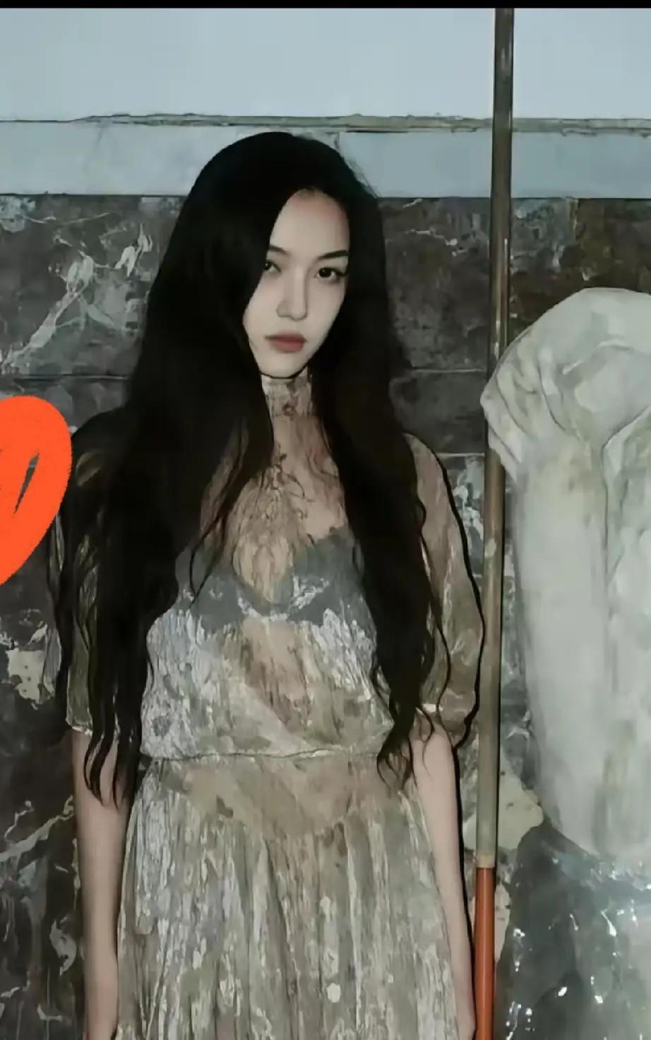 发现一个有意思的事情，王菲的闺女李嫣刚满20岁，没整活儿没带话题，个人账号长