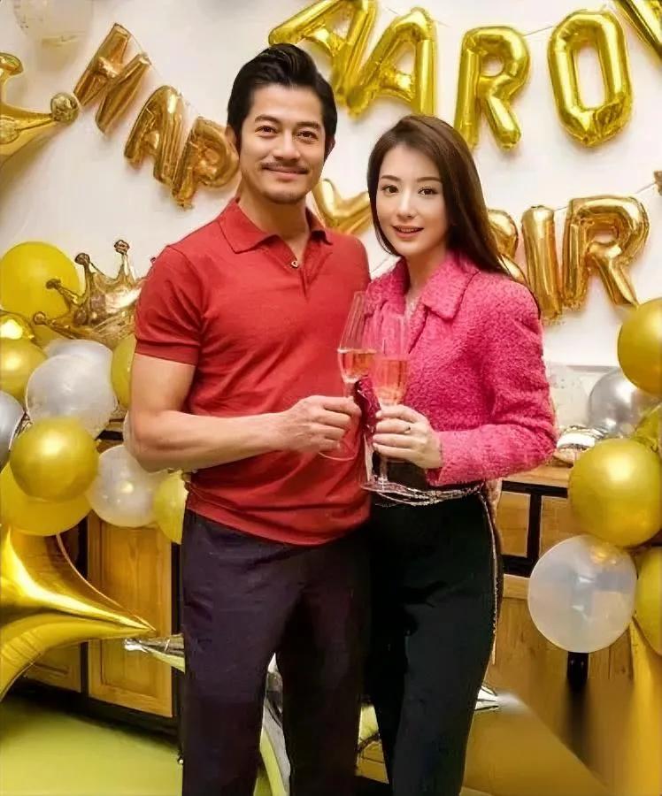 凌晨三点，郭富城的朋友圈仅三天可见配图是小婴儿攥着他食指的手文案就俩字：