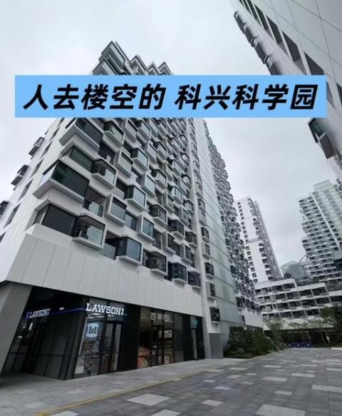 腾讯一年给房东交10个亿，自己连楼体挂个logo都要被挑风水毛病。忍了13年，它