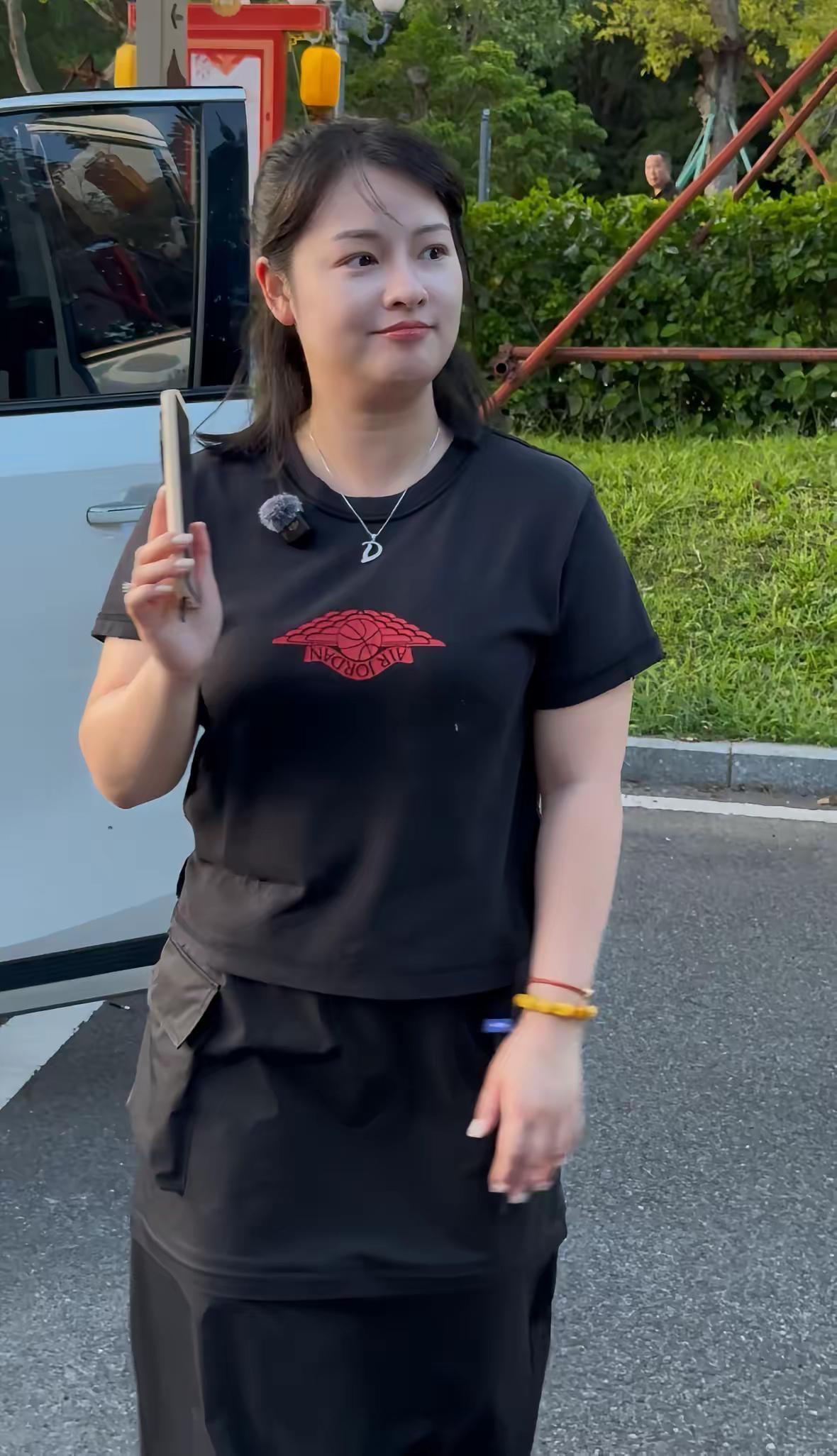 她个子不是很高，但长相大方，有女人味，皮肤白嫩的都能掐出水来，能认出她的都是早年