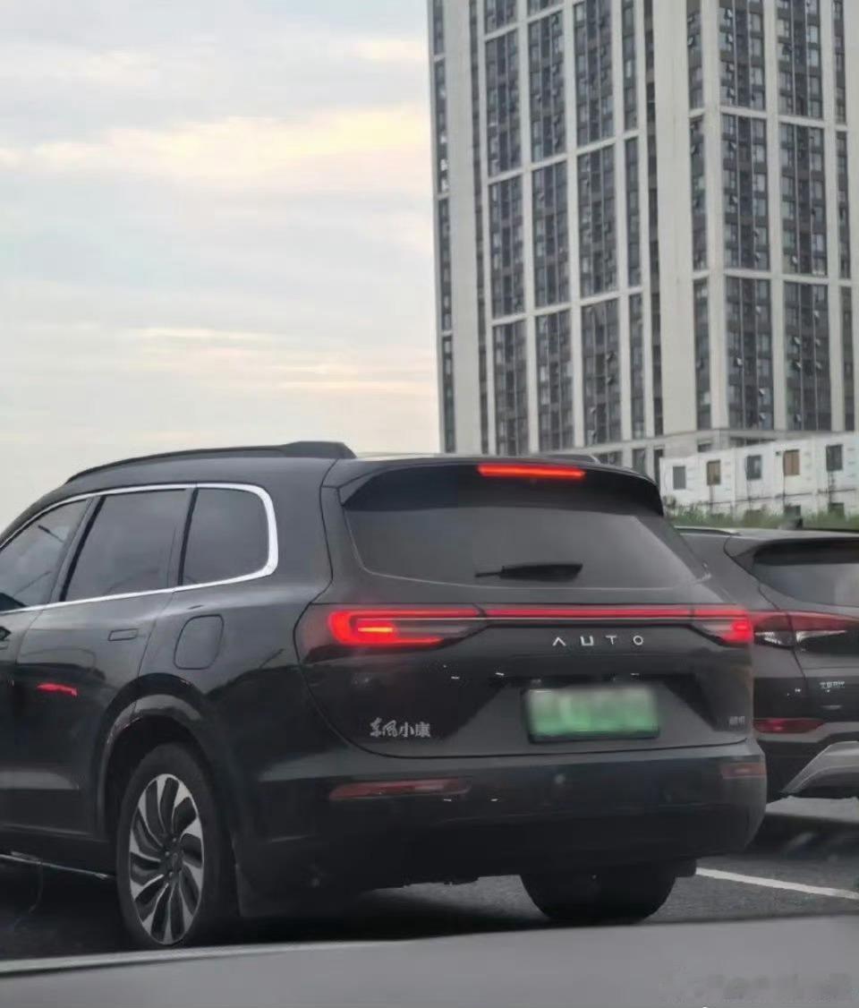 这波问界老车主的情绪，本质不是单纯嫌改款快，是用户心里那份预期变了。当初很多人冲