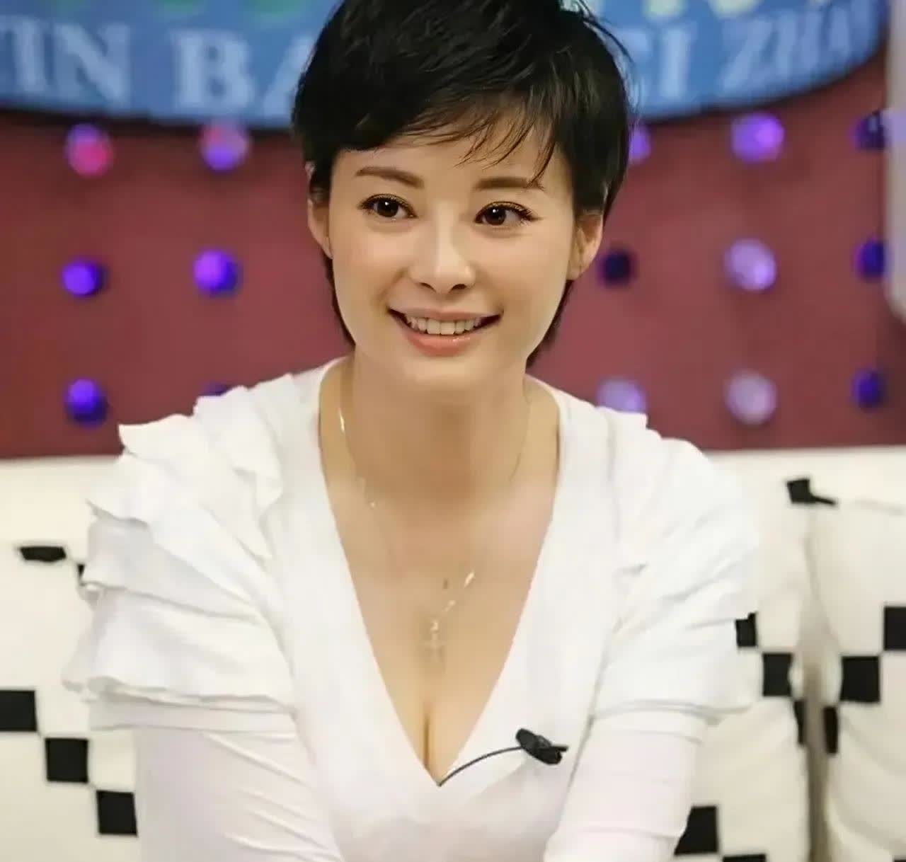 袁立说，我是一个没有演技的演员。但鲍蕾不同意了，她说袁立演戏是真好啊，哭