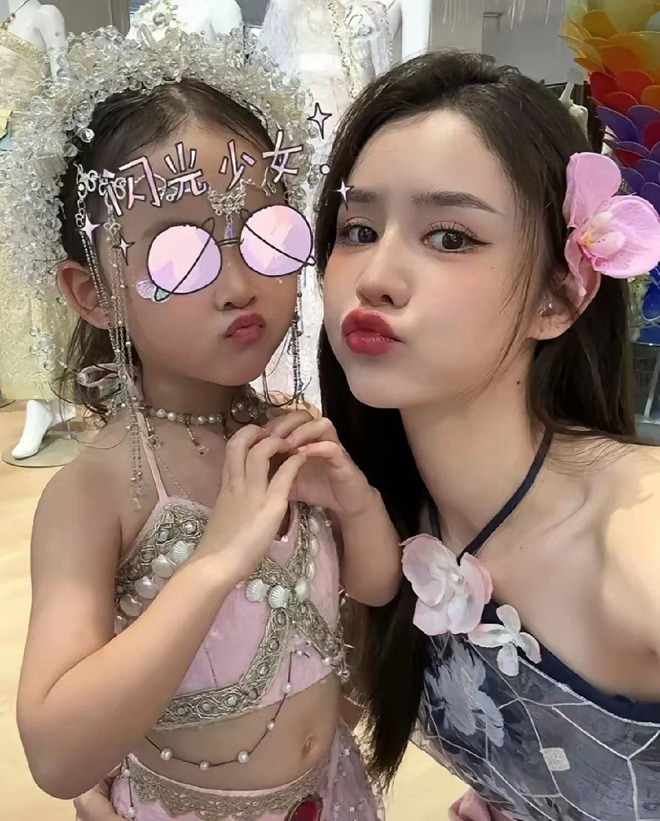 张馨月晒带娃日常，女儿爱上了摄影，自己拿着小相机拍摄，很可爱！林峰也陪着女儿一起