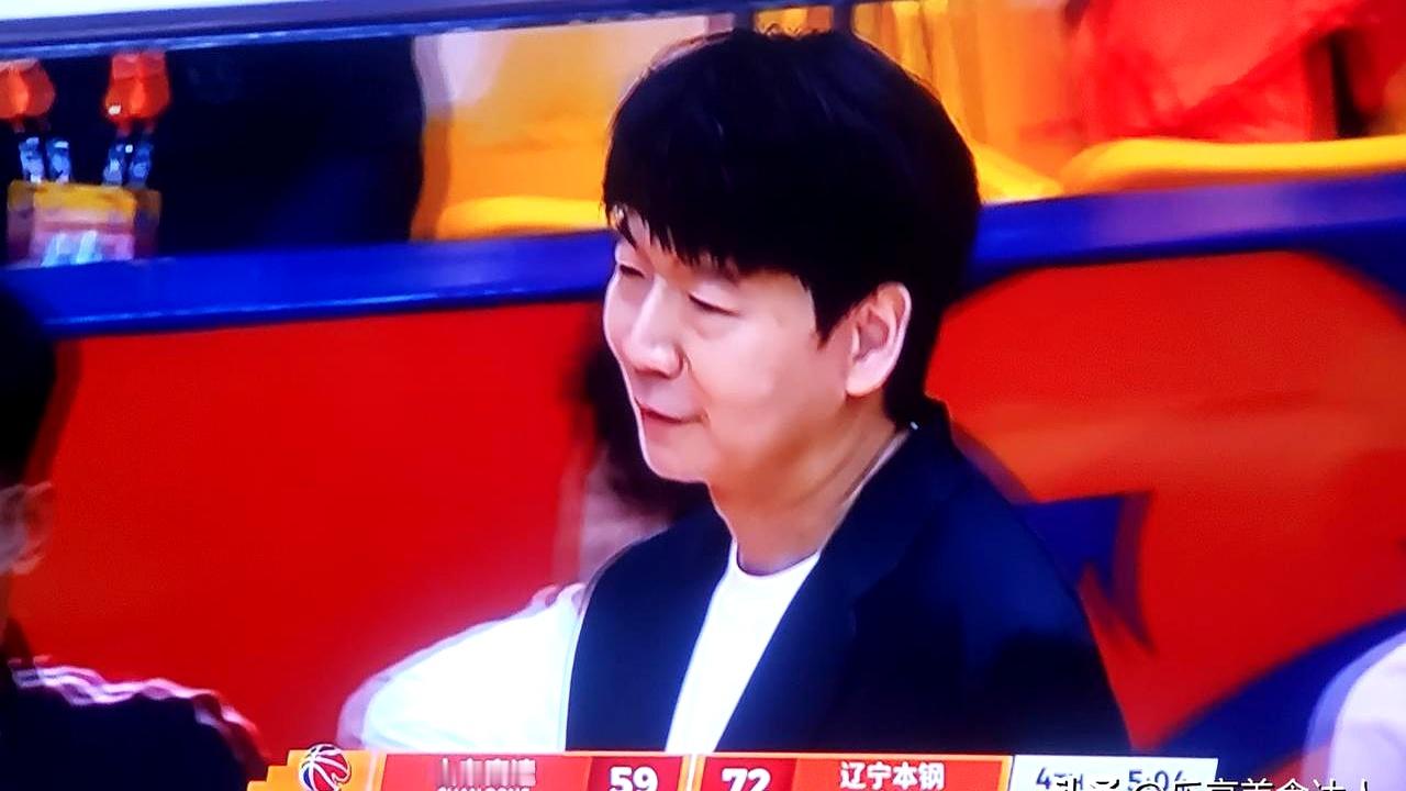 主场丢了，山东男篮又在首轮出局，尴尬得像老剧重播。整场从第一节就自掘...