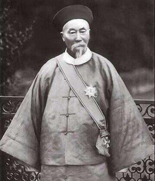 在审讯李秀成时，曾国藩发现他是个人才，于是劝告他：“只要你帮助本都督劝告金陵以外