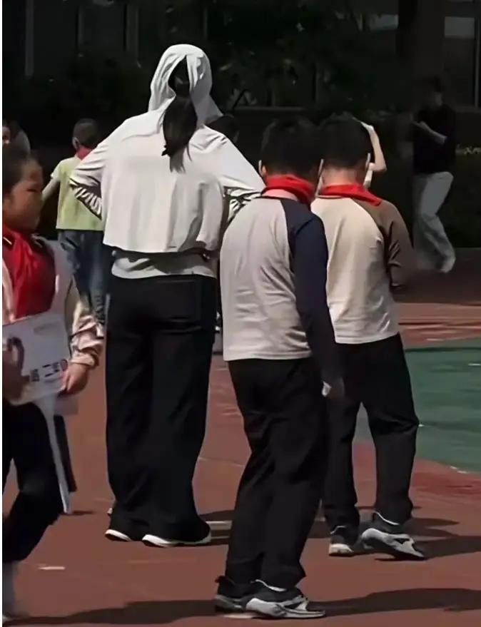 先是因为打伞，再是因为防晒衣，老师这个群体，咋着做都不对了！老师也心虚，打伞的