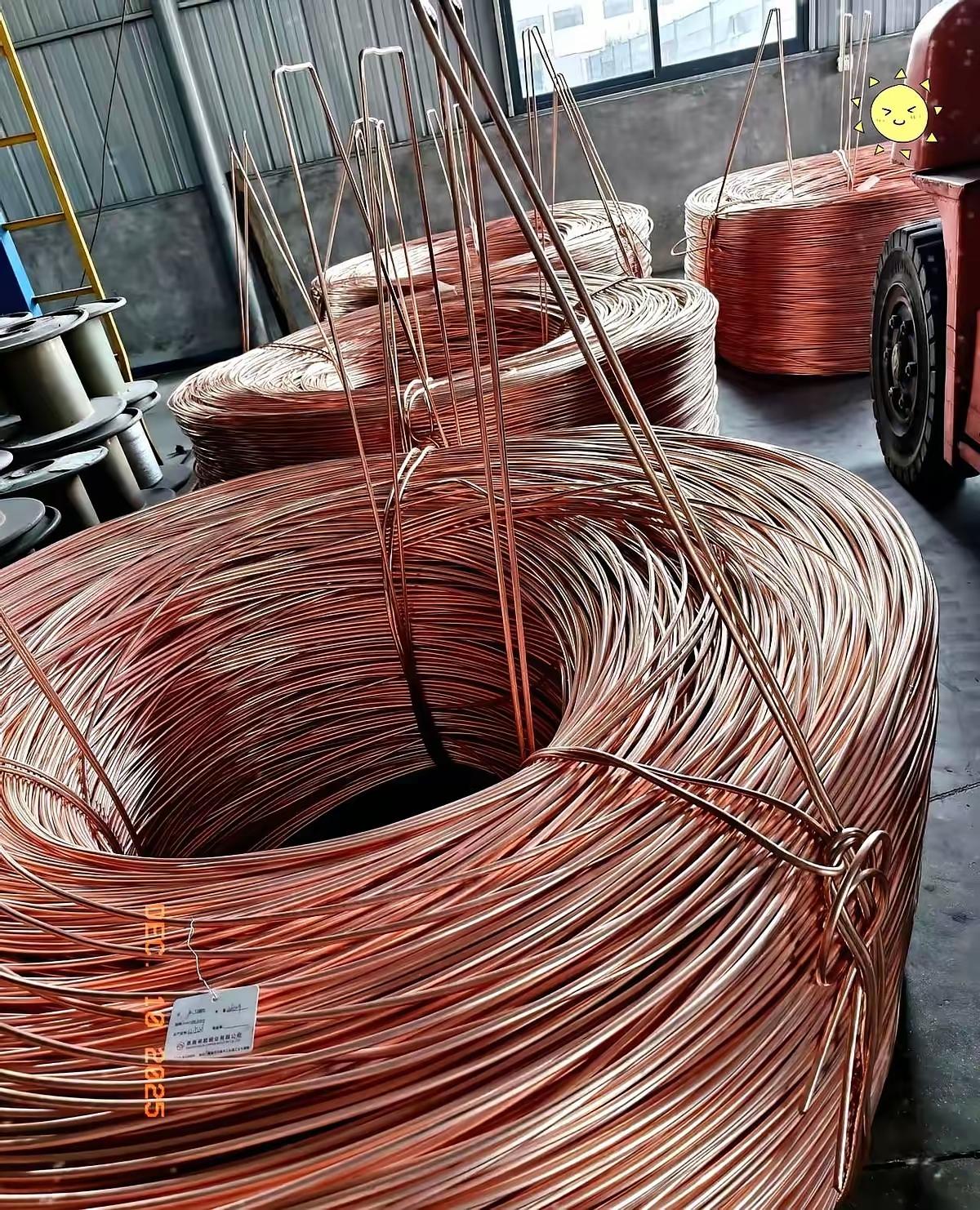 最近铜价飙到九万一吨，华东一家电线电缆厂直接懵了。老板赶紧又囤了十几吨铜在厂里，