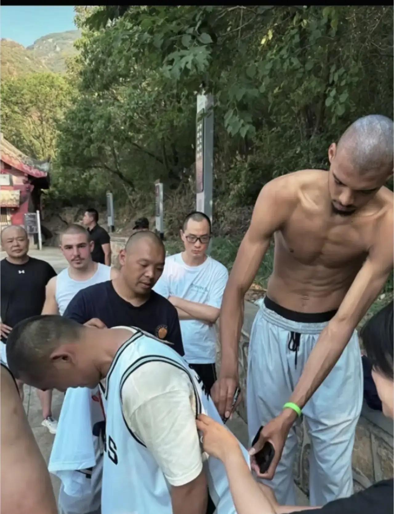 文班亚马这波真是圈粉了，以后这小子在国内的商业前景不可限量。大多数NBA超巨，