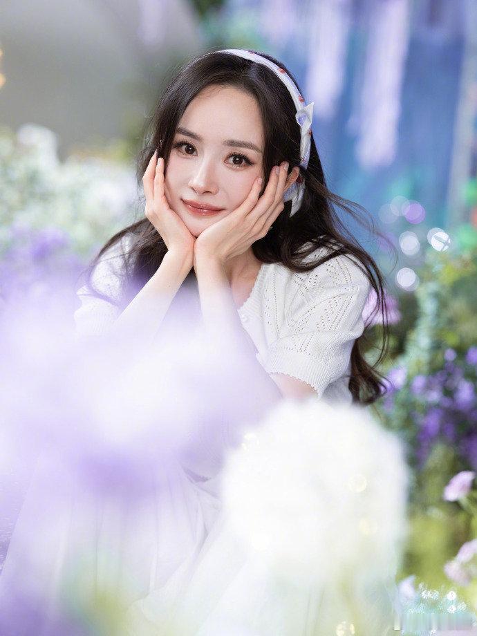 杨幂这组40岁生日照真的绝了，白裙子配发箍，简直就是迪士尼在逃公主本主。杨幂40