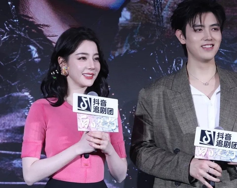 网友说迪丽热巴陈飞宇线下剧宣看起来有点肿.大家觉得呢