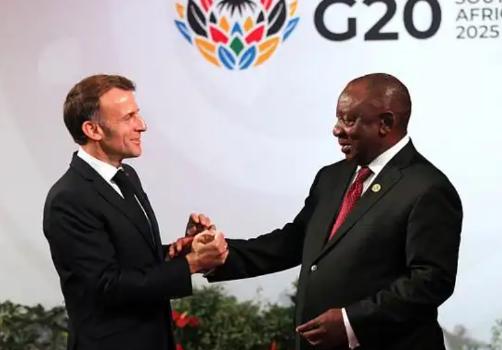 马克龙又在刷新“存在感”了！彭博社等22日报道称，法国总统马克龙再次扮演起“悲剧