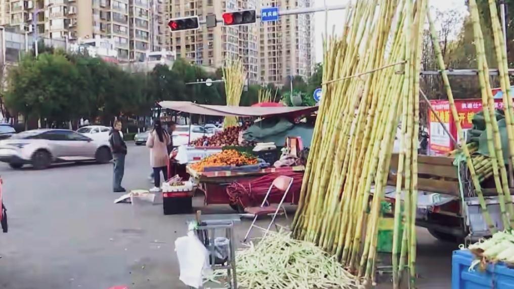 🔥昆明十里铺路曾沦为“马路百货市场”，摊贩占半条车道摆摊，油汤满地致电动车打滑