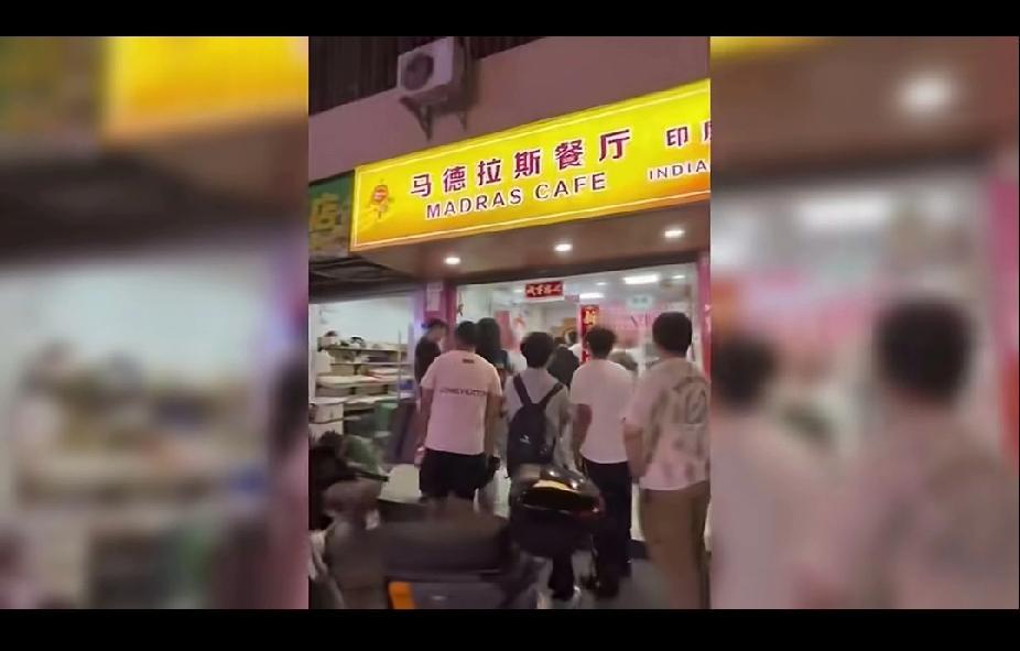 印度人在深圳开了家叫马德拉斯餐厅的印度特色小吃店，打卡的人络绎不绝，可能是正宗印