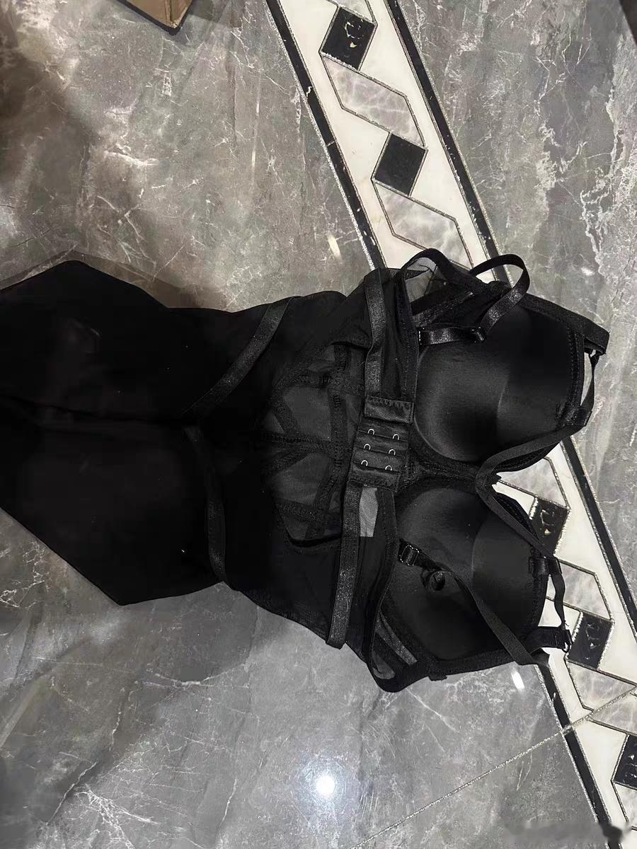 晚上穿连体衣出门赴约有点太嘞了叭……但是为了给老公带回来好吃的。只能忍着