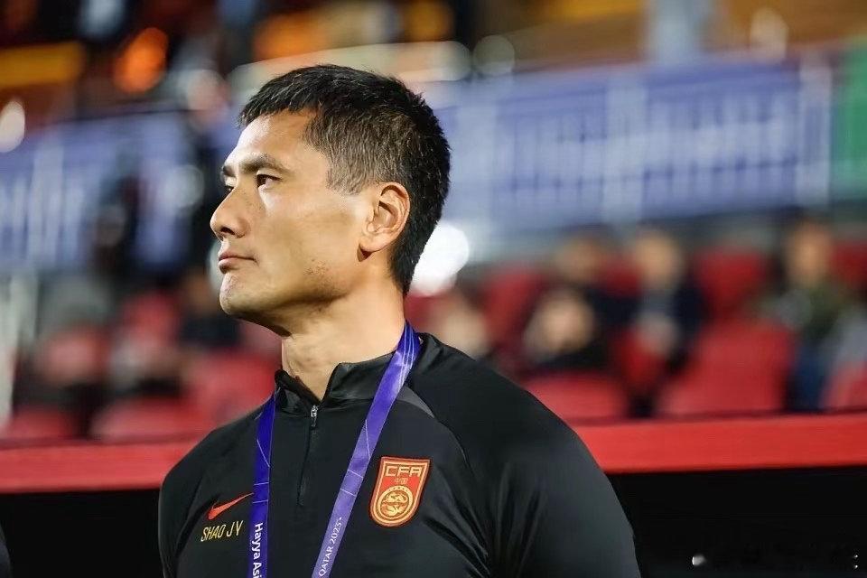 邵佳一将出席亚洲杯抽签，国足或入死亡之组！近日，2027亚洲杯抽签仪式在沙特利雅