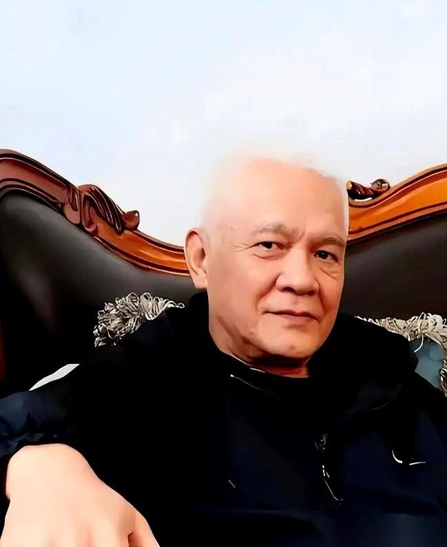 看一眼老演员申军谊现在的处境，真是把人生这本账翻到了最扎心的一页。69岁，瘫痪