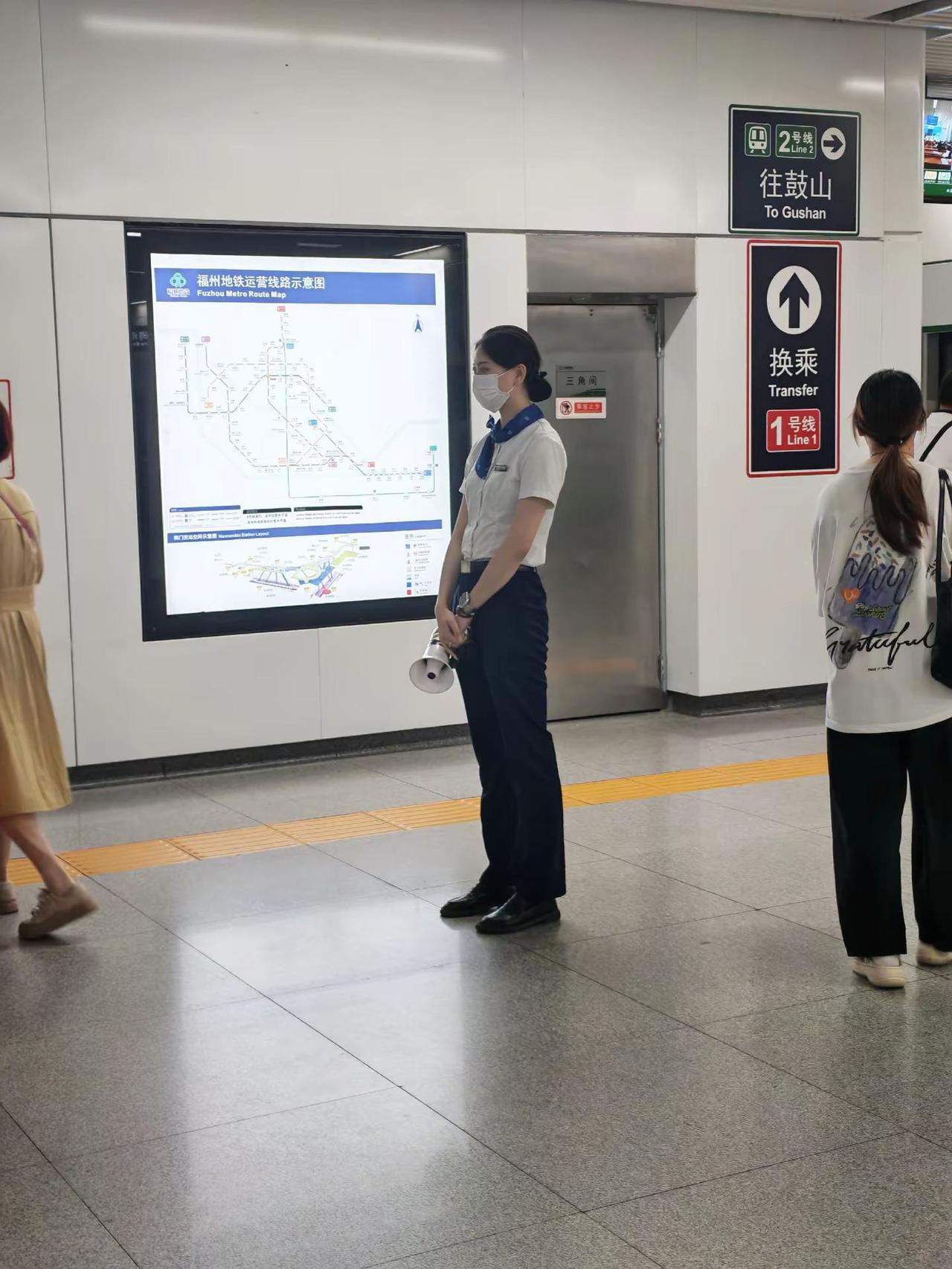 这身材这气质应该做空姐。地铁工作人员