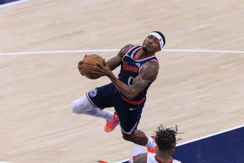 船记：比尔预计执行下赛季球员选项快船随队记者LawMurray撰文谈到了快