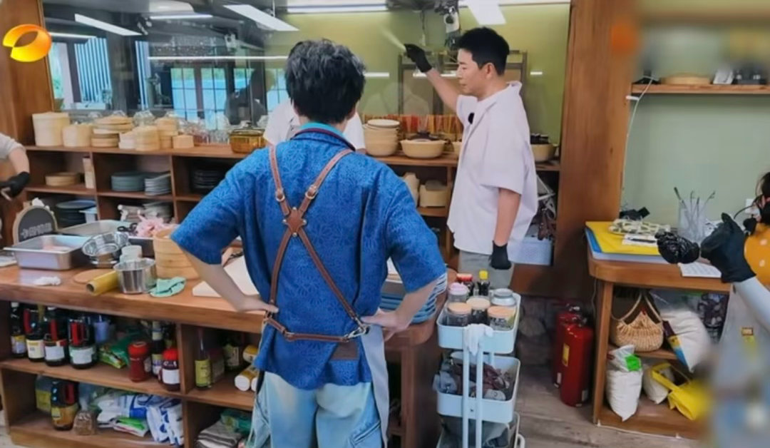 王俊凯戴军争当林大厨心头好王俊凯给林大厨擦汗那一下真的笑死我了！戴军刚掏出扇子