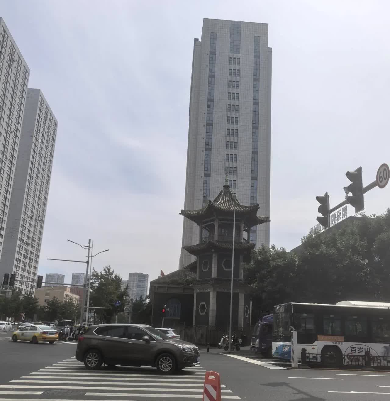作为有着近20年驾龄的“老”司机，来聊聊开车省油的小密招:1、行进中保持迅速