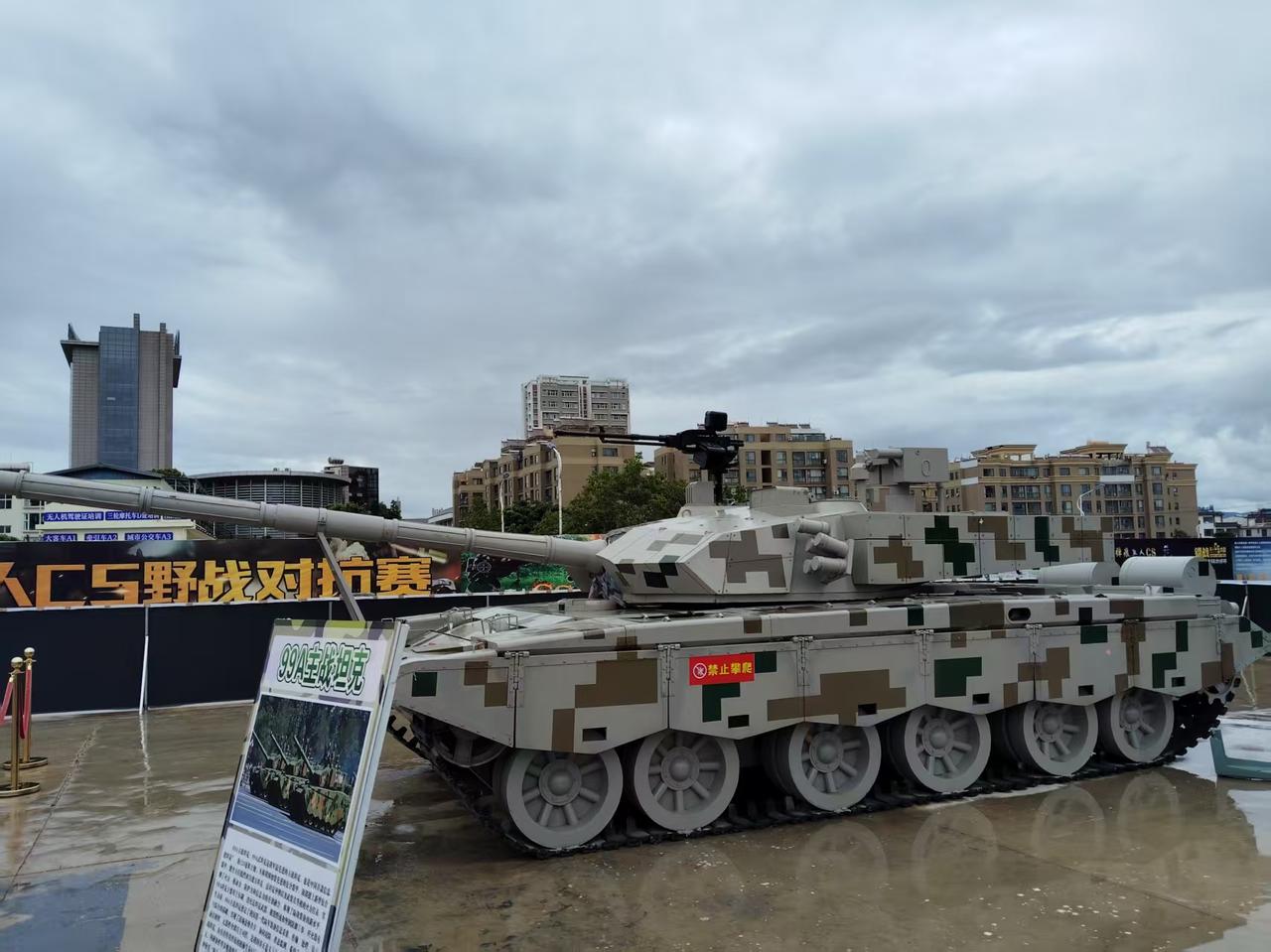 本子:干爹，你的航母怎么跑了？鹰酱:什么叫我的