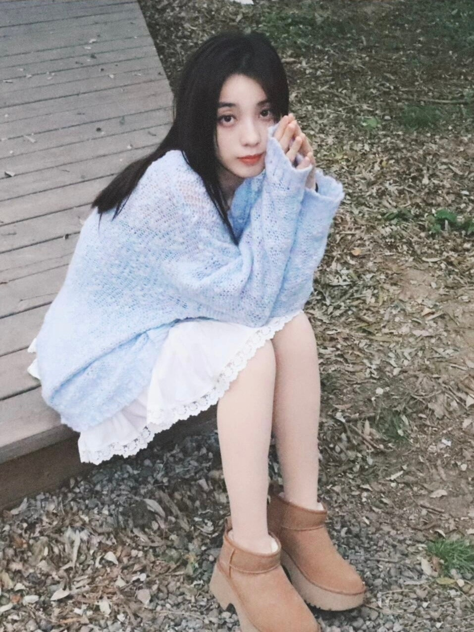 万鹏白色小短裙美腿妆造，是温柔少女的模样。万鹏