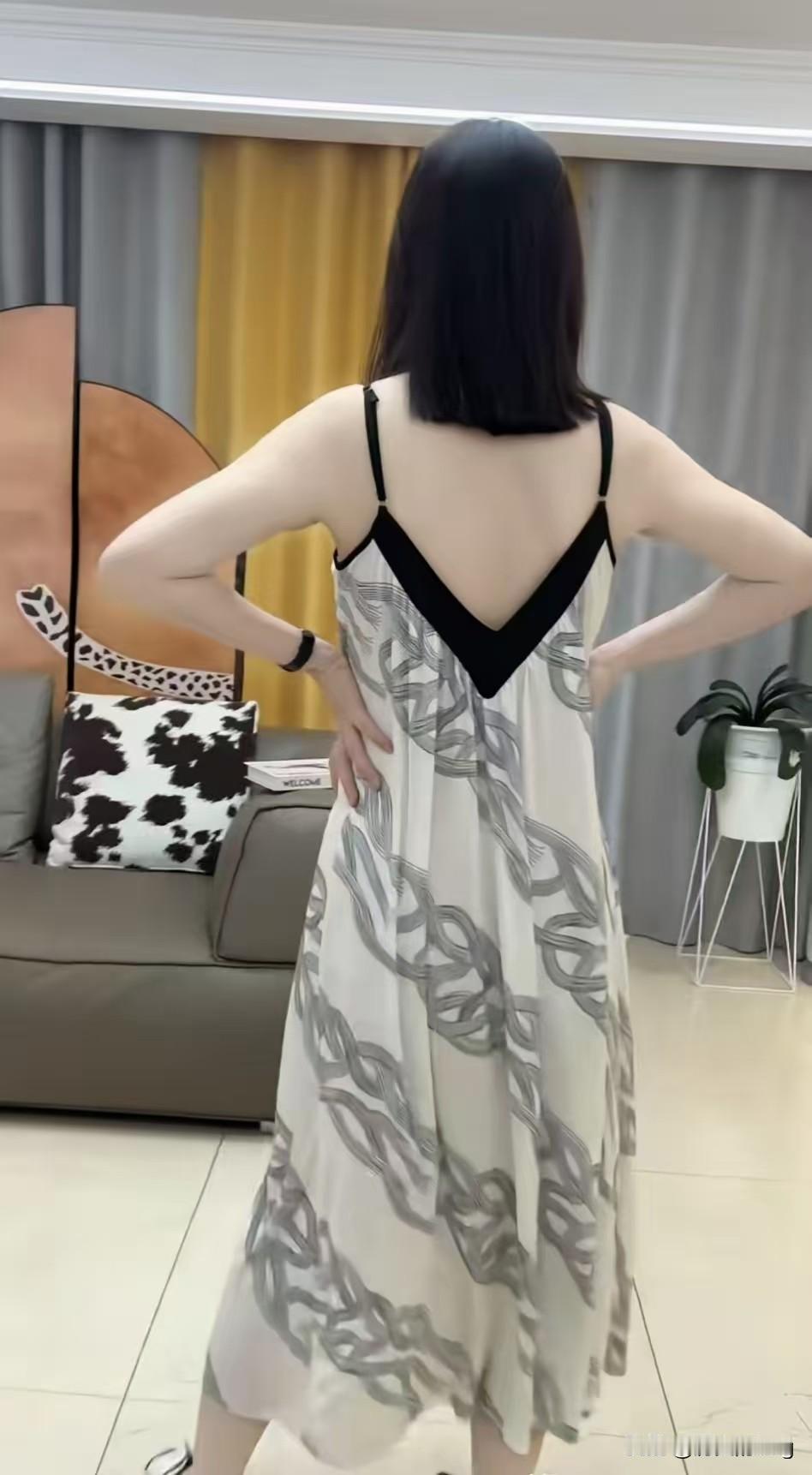 曾医生这事，有一点让人想不通。她当时穿的是睡裙，一般这种衣服是在自己家里才穿的，