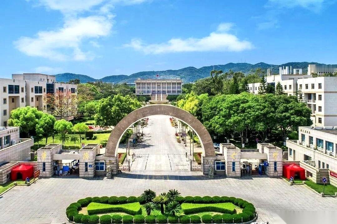 聊聊泉州一些人对华侨大学那个劲儿，总觉得有点瞧不上。饭桌上，茶馆里，话赶话就出