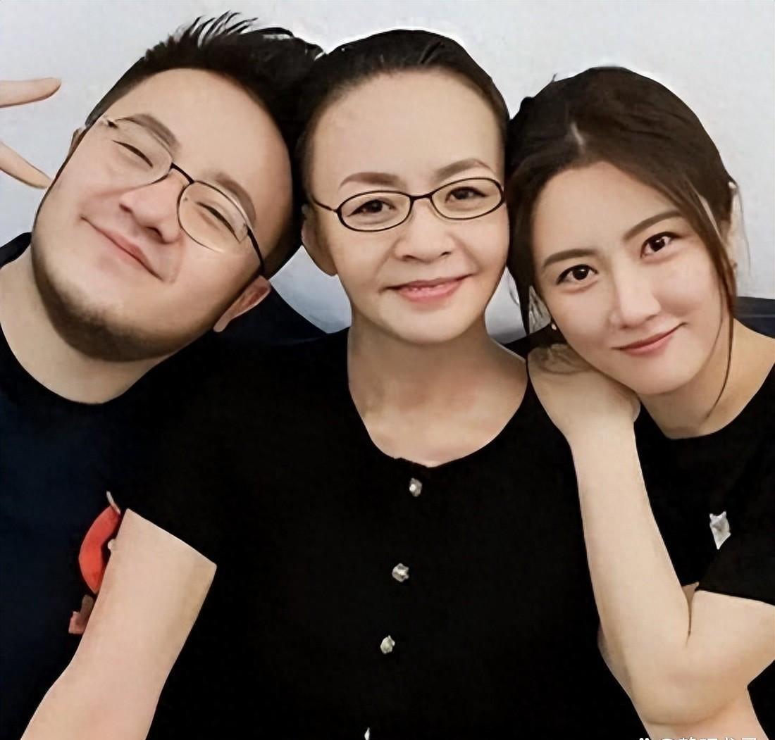 宋丹丹本以为巴图生了俩大胖小子，这晚年就算圆满了。谁成想喜事一桩接一桩，儿子能自
