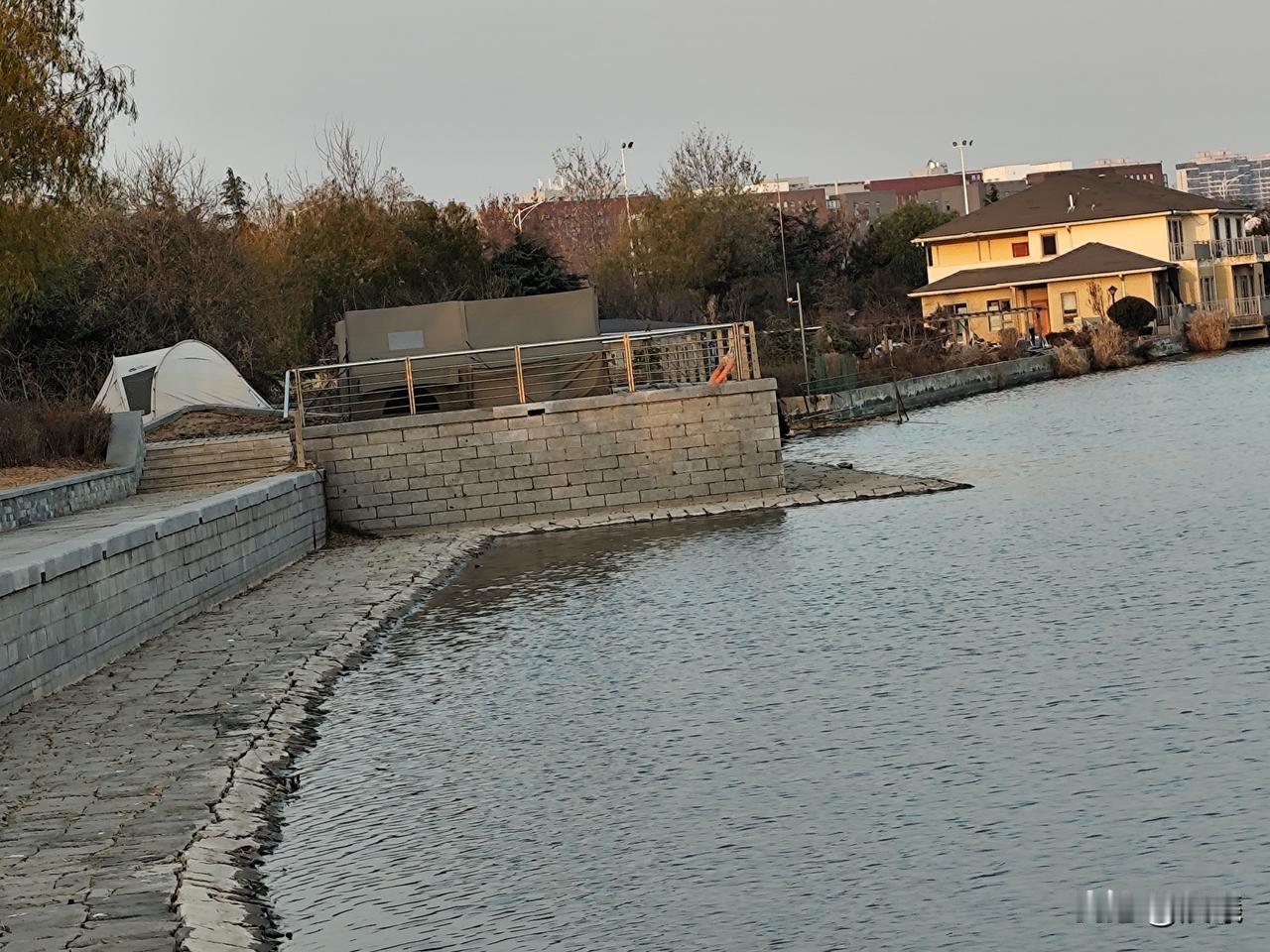 昨晚遛弯，遛到了不远的湖边，发现那几个露营棚仍然在。前段时间就看到它们，当初以