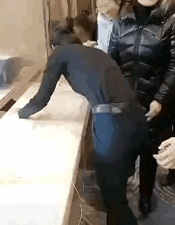 看吧，身材好还是很有用的
