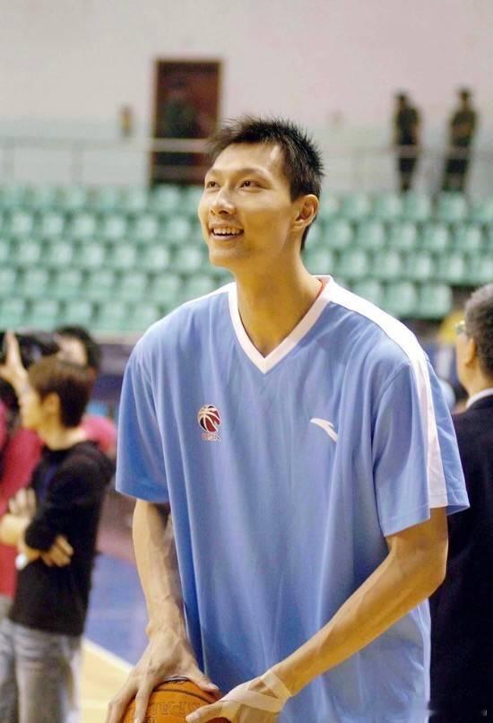 关于杨瀚森能不能打NBA的事，我就举两个最简单的例子：易建联，2007年选秀加盟