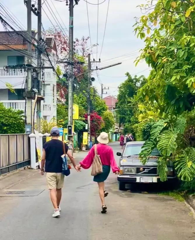 李静和戴军30多年的友谊真让人羡慕。彼此已经是没有血缘关系的亲人。戴军甚至说过遗