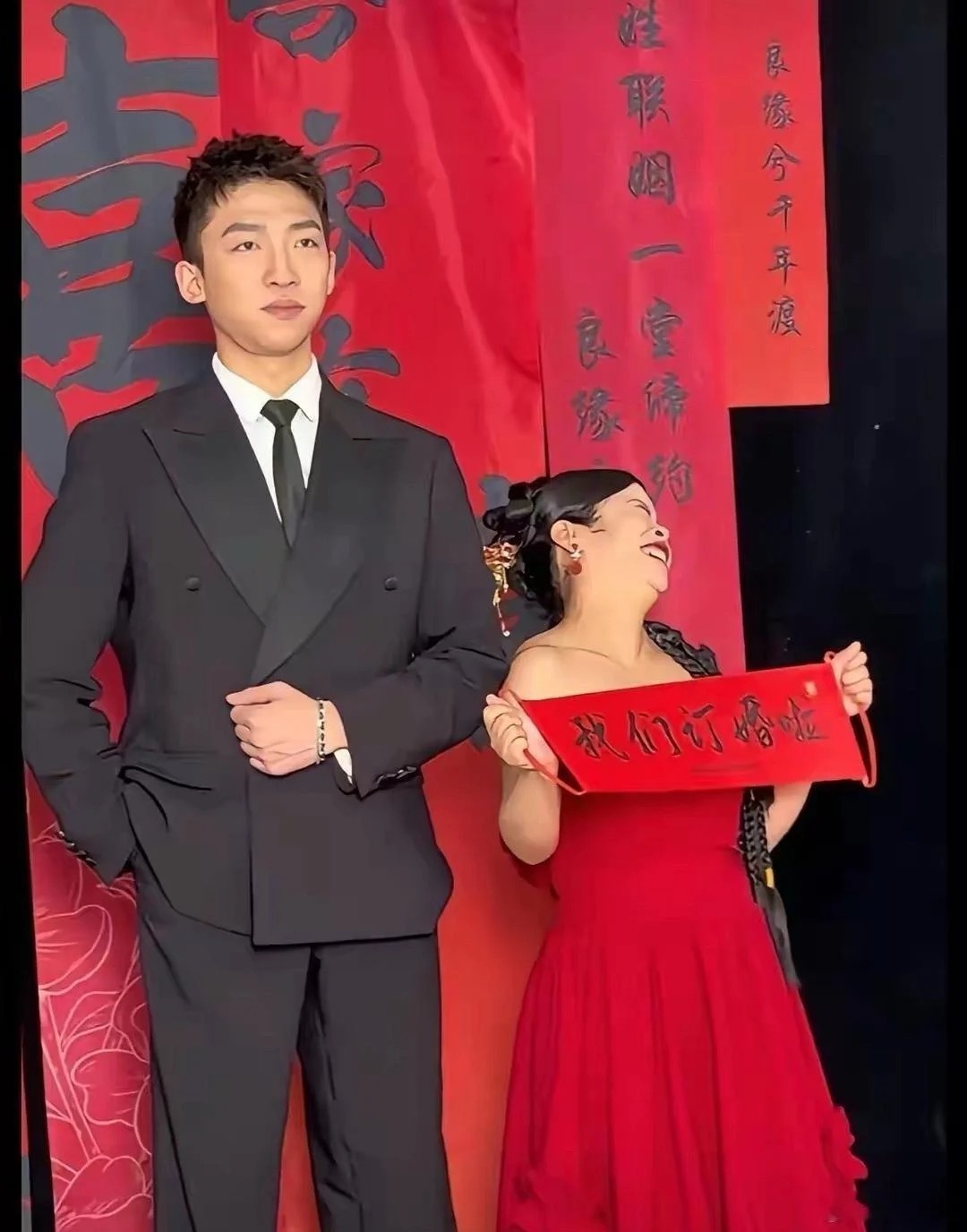 看得出来，女方对男方很满意啊