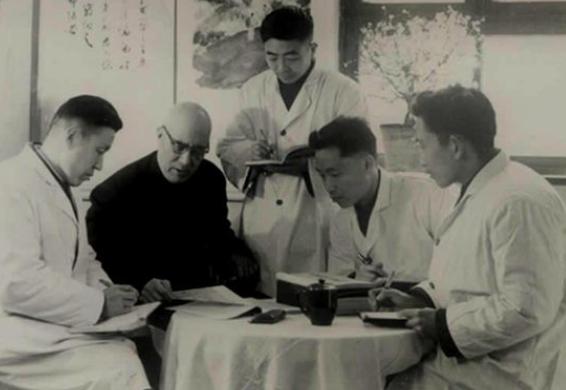 毛主席在一次游泳过后不慎患上重感冒，经介绍求助一位老中医，但那位中医却说：“必须