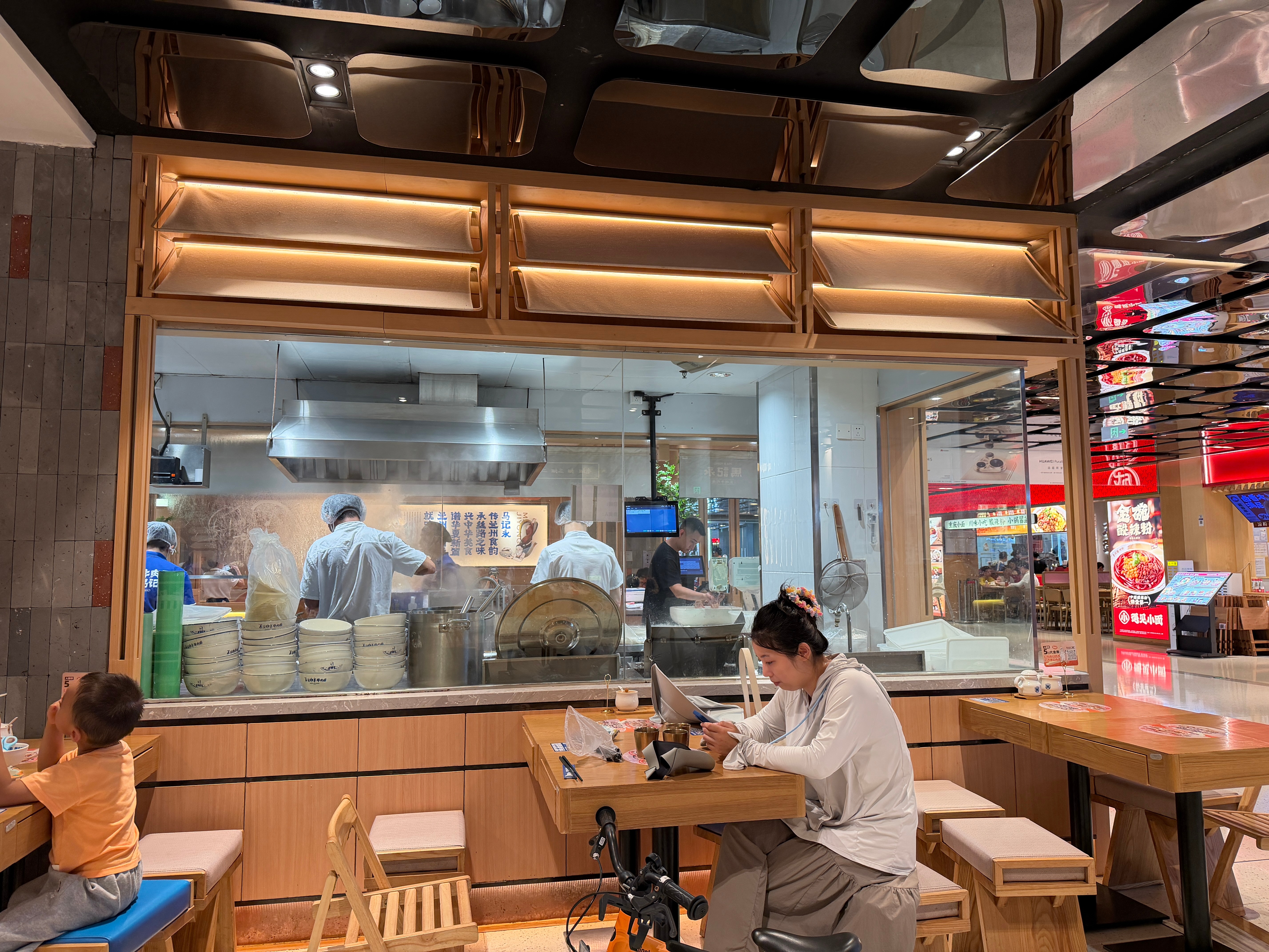 每次看到这种透明厨房就感觉吃东西放心一些。​​​