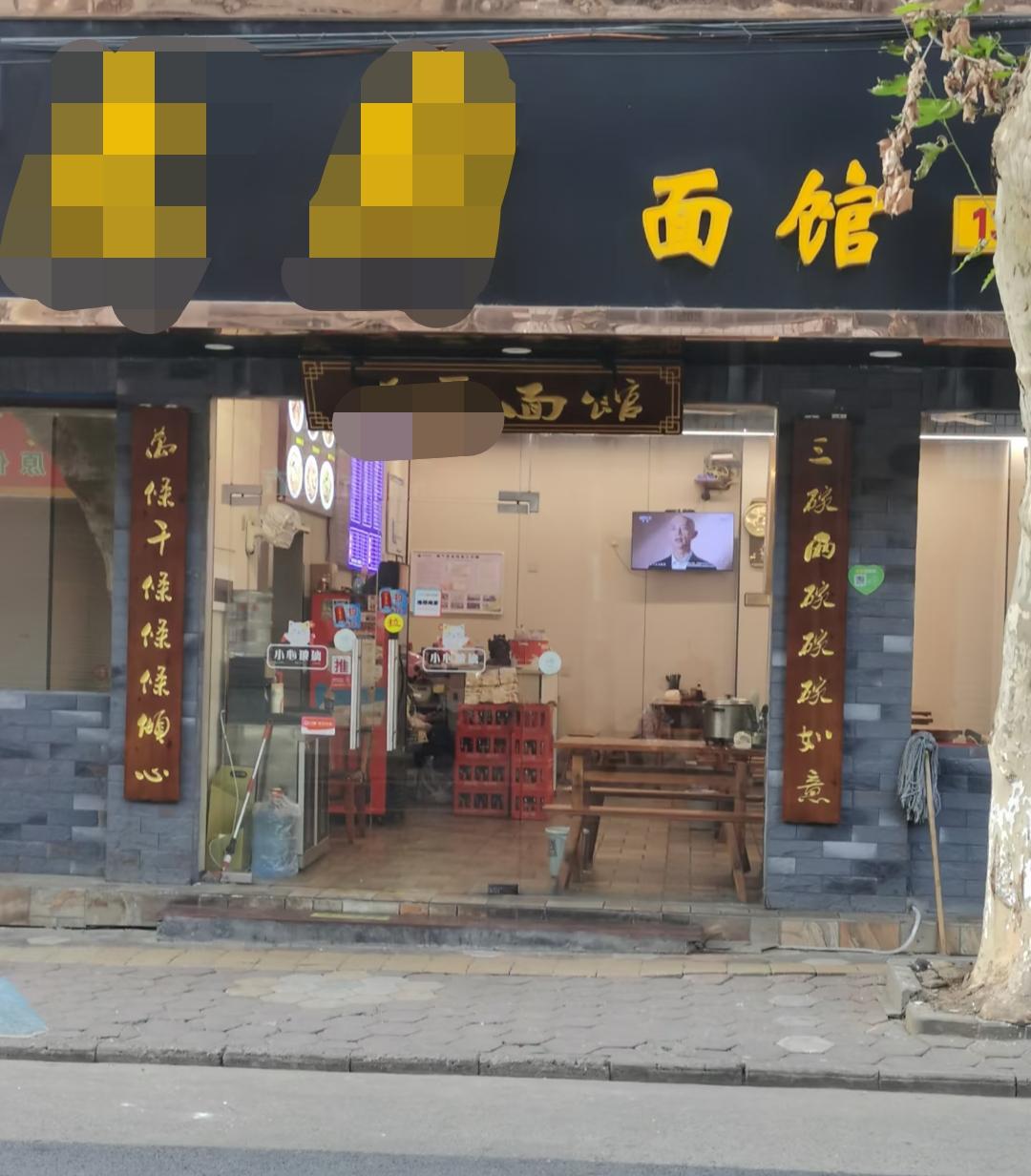 上海一家面馆，假设一个月房租是35000块，人工37000，燃气3200，水电1