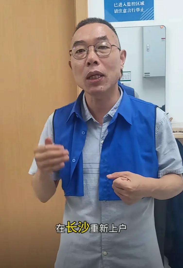 雷公儿子雷岳川在养家那边的户口注销了，上户到了长沙亲生父母这儿。但是雷公儿子