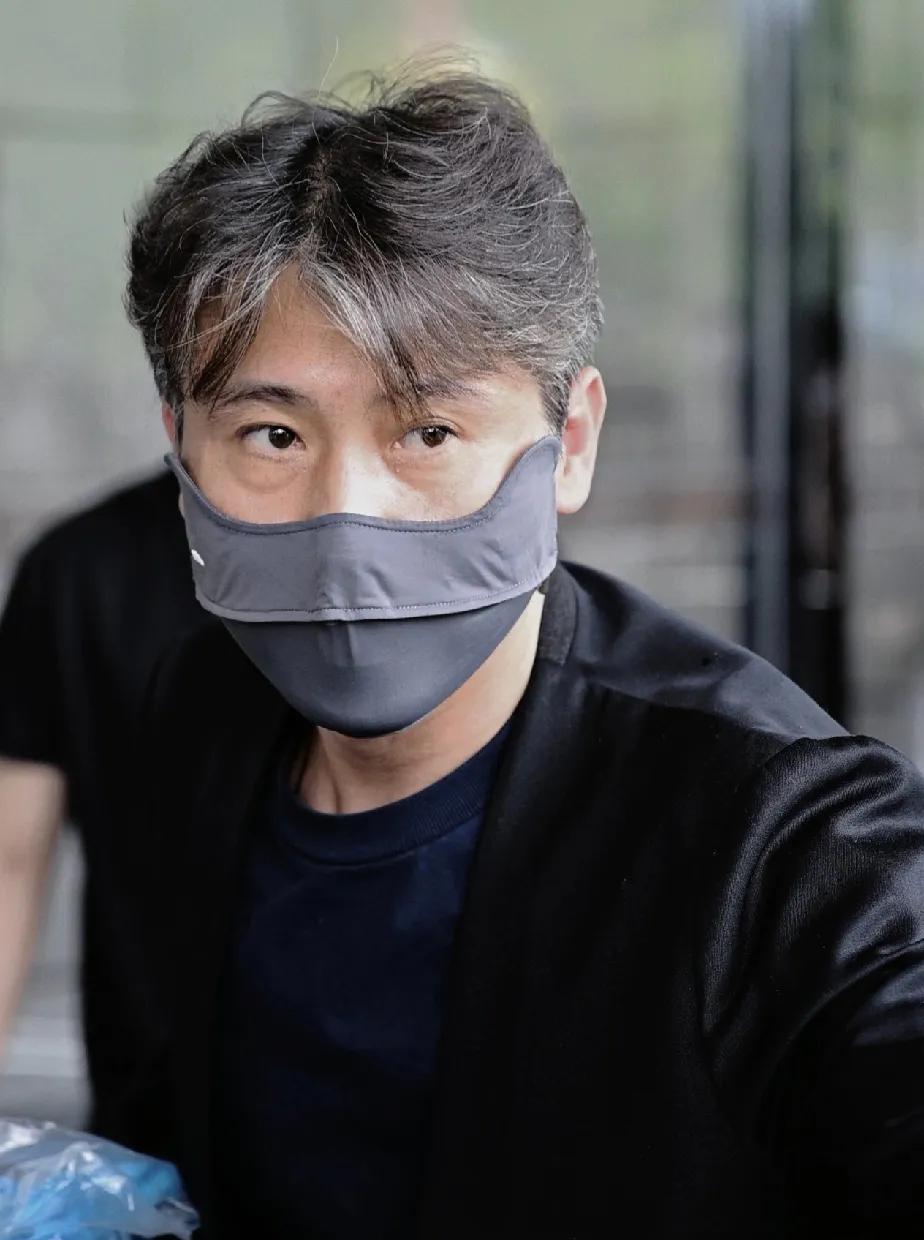 好友的离世，就可以击垮一个男人！5月24日出现的李乃文，感觉一下子苍老了好