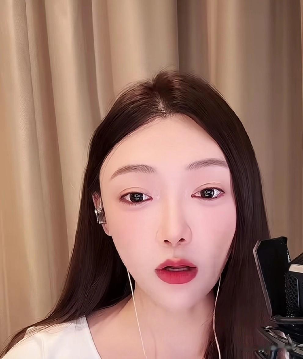  驴姐和阿宇白天直播都抨击佳希太过虚伪，隔空反问：你不图老狗钱，图他啥？