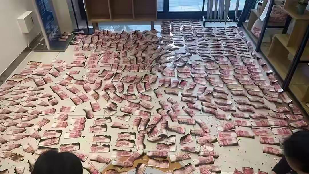 老人为什么有钱不存银行，很容易遭受损失，近日四川自贡赵老爷子有钱喜欢放在家里，家